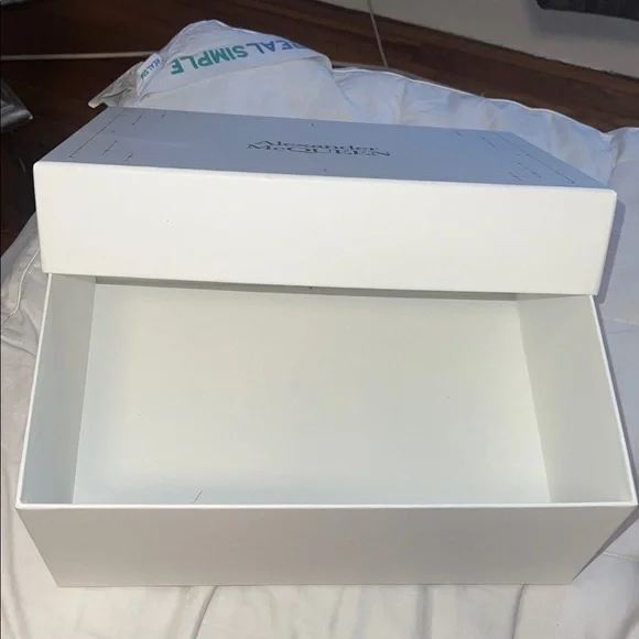 Alexander McQueen White Box with Red Detailing - Picture 3 of 3
